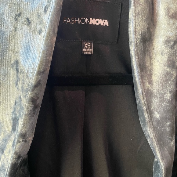 Fashion Nova Metallic Silver Crushed Velvet Blazer - Picture 3 of 6